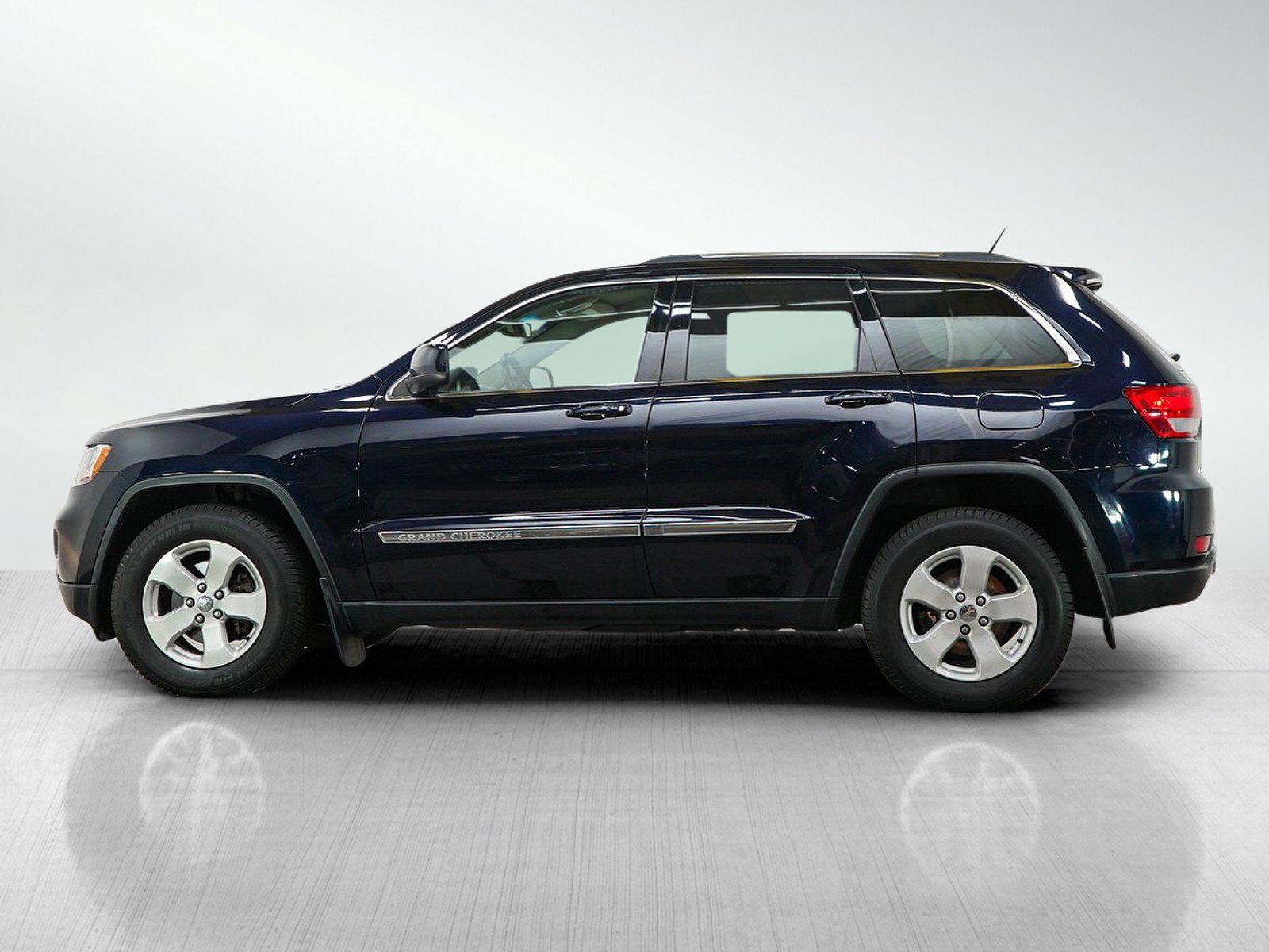 Used 2011 Jeep Grand Cherokee Laredo AWD/4WD image 2