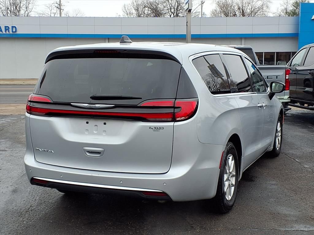 Used 2024 Chrysler Pacifica Touring-L image 4