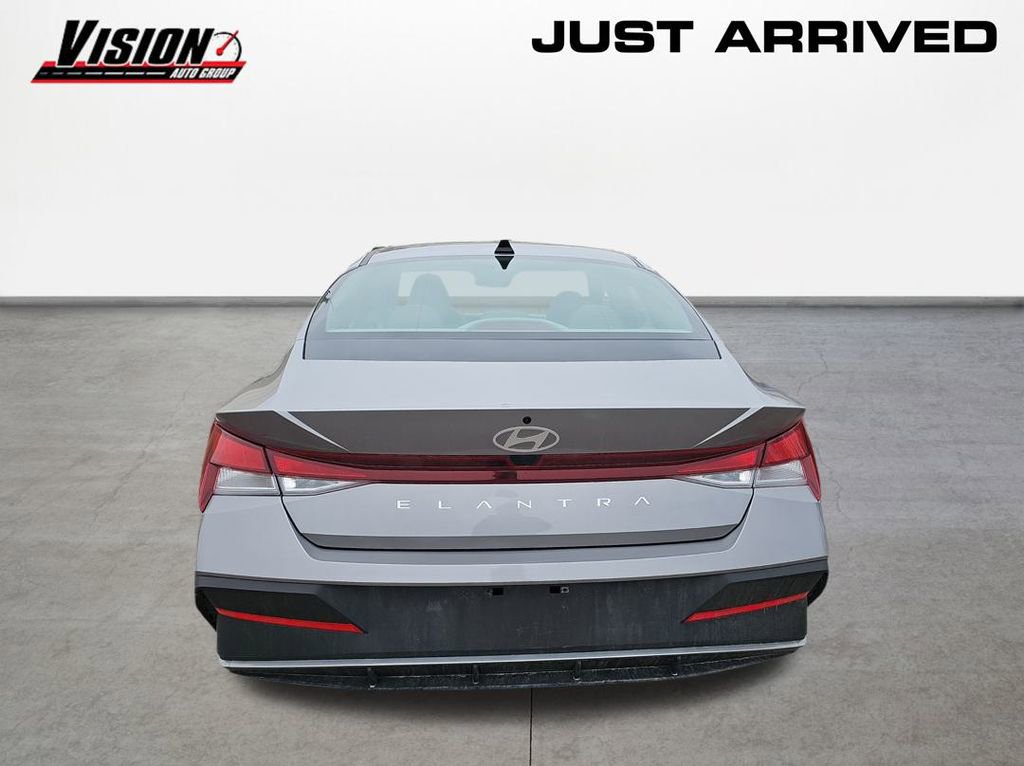 Used 2025 Hyundai Elantra SE image 6