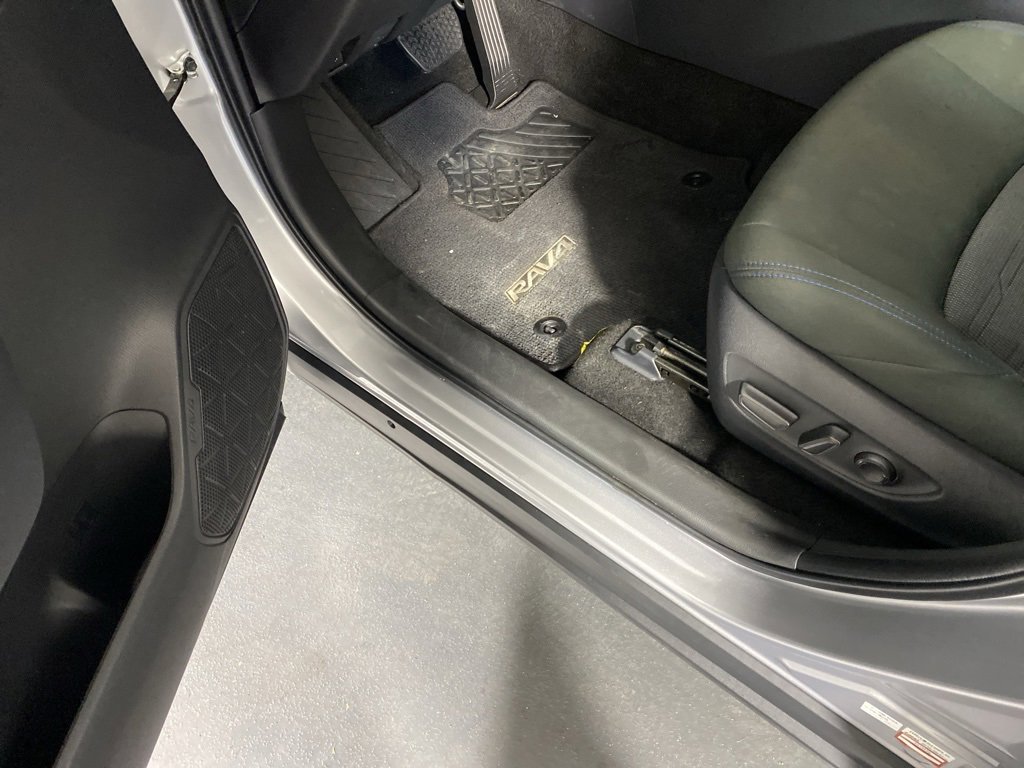 Used 2025 Toyota RAV4 SE image 24