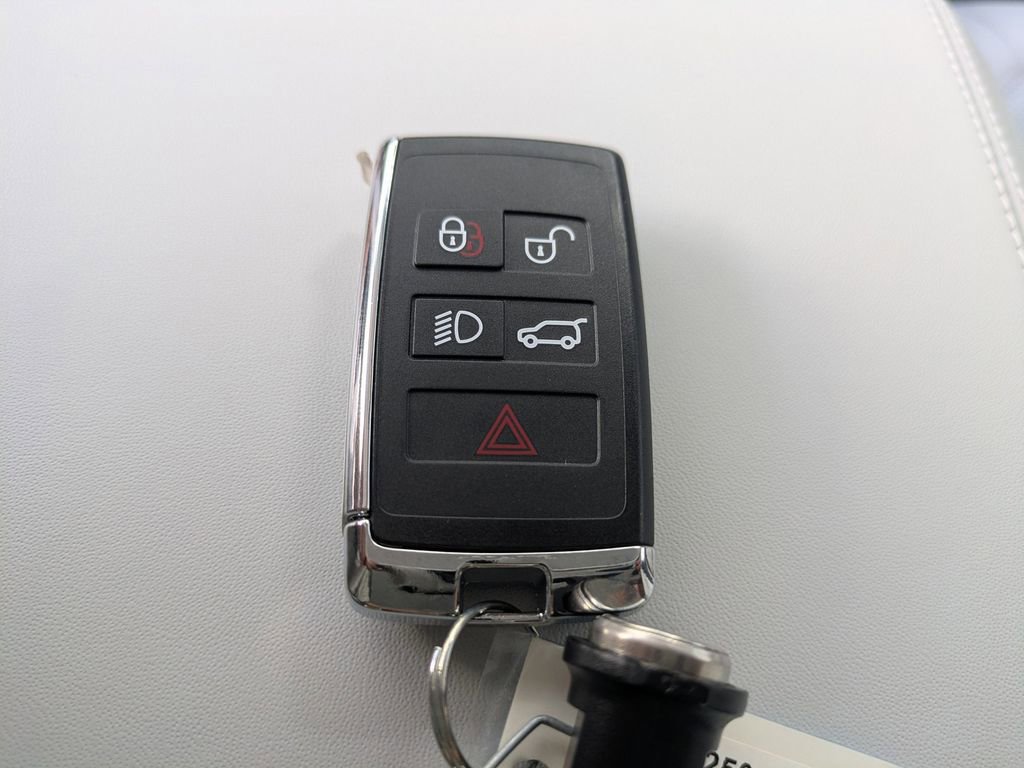 New 2026 Land Rover Defender 110 X-Dynamic SE image 32