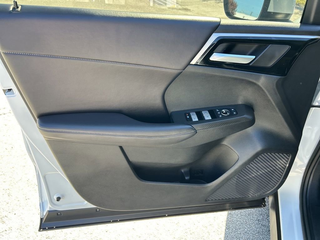 Used 2025 Mitsubishi Outlander 4WD Plug-In Hybrid image 17