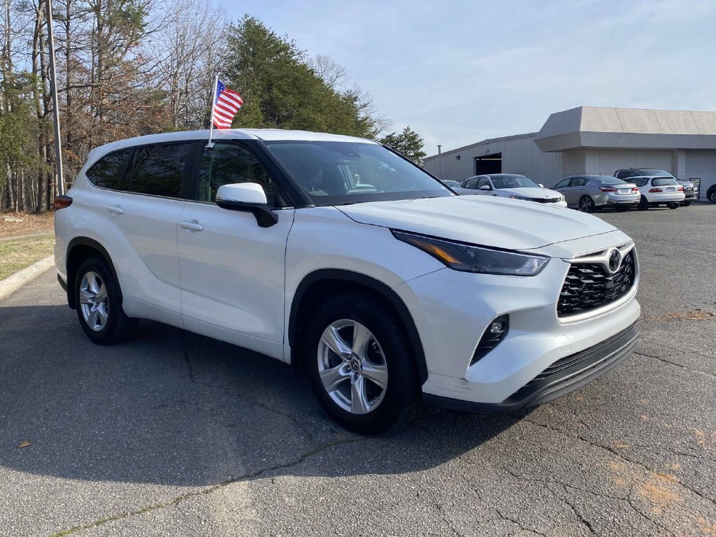 Used 2023 Toyota Highlander LE AWD/4WD image 6