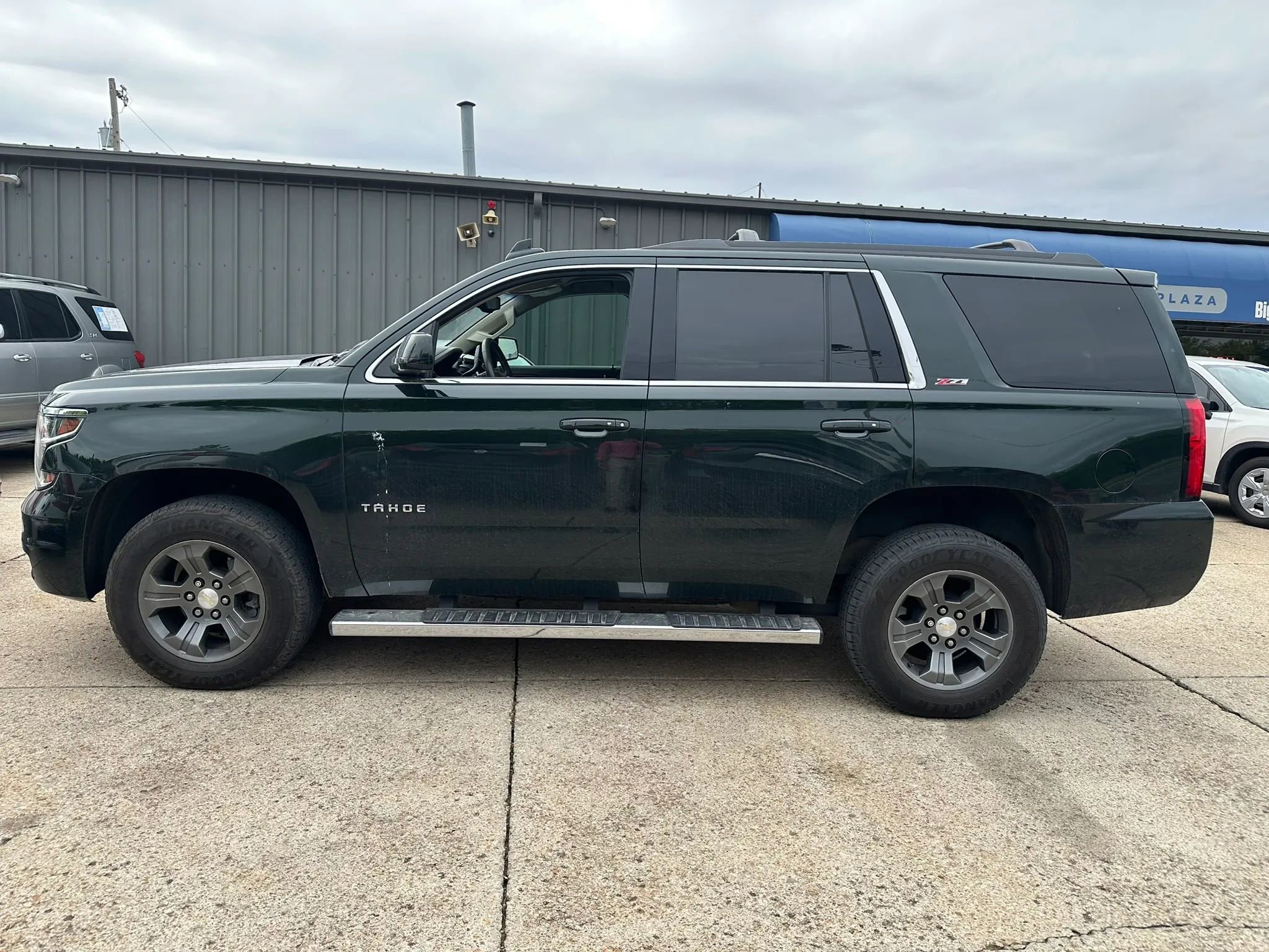 Used 2016 Chevrolet Tahoe LT w/ Luxury Package AWD/4WD image 4
