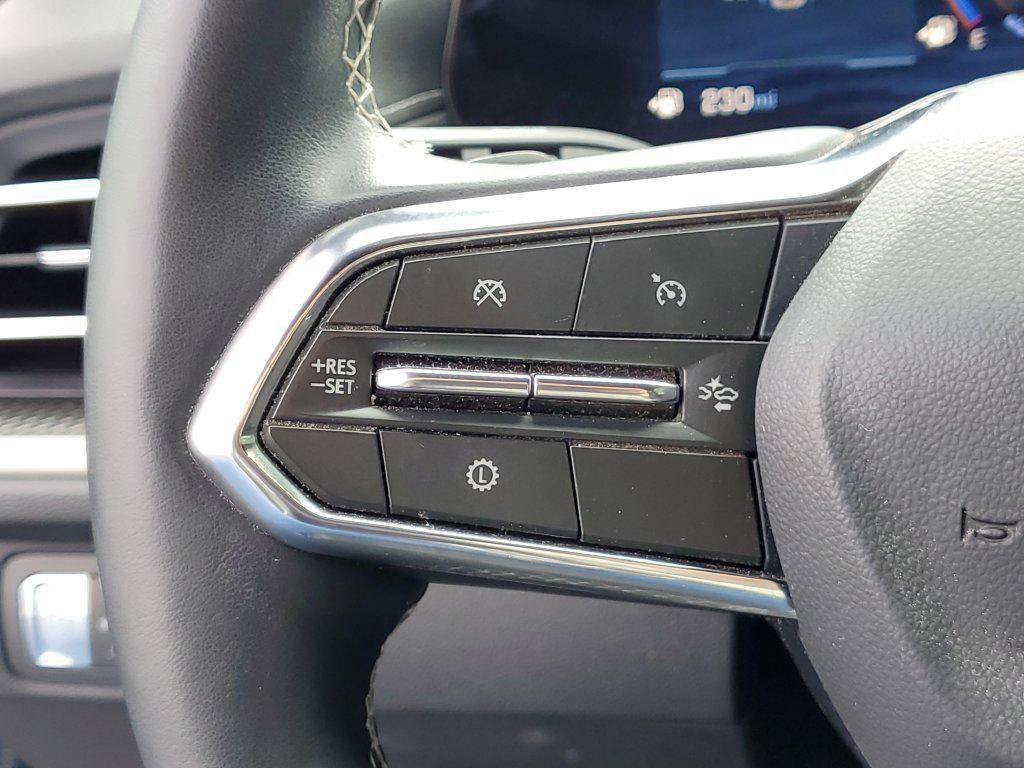 Used 2025 Chevrolet Traverse LT w/ Driver Confidence Package FWD image 9