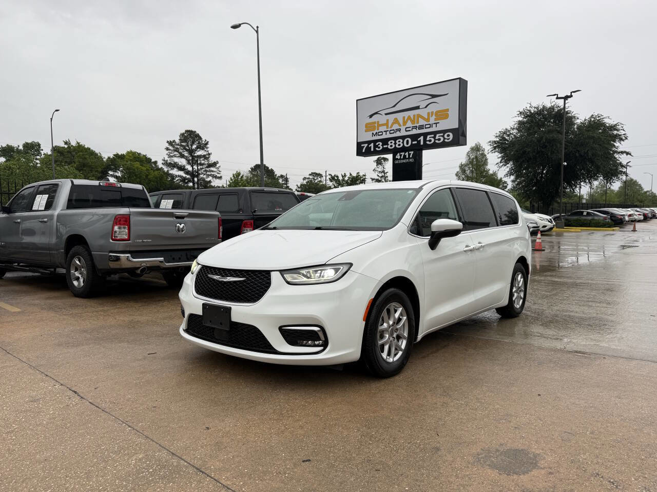 Used 2023 Chrysler Pacifica Touring-L FWD image 40