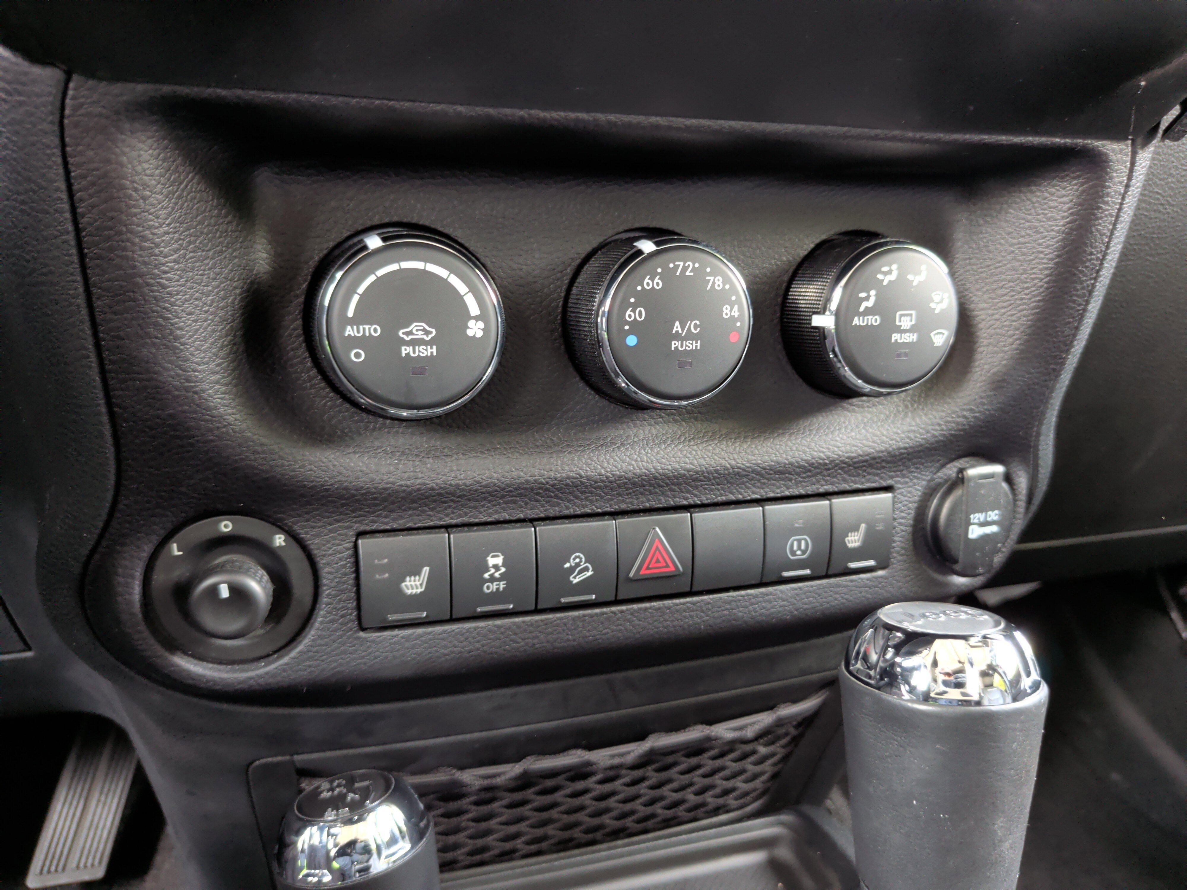 Used 2016 Jeep Wrangler Unlimited Rubicon w/ Connectivity Group image 19