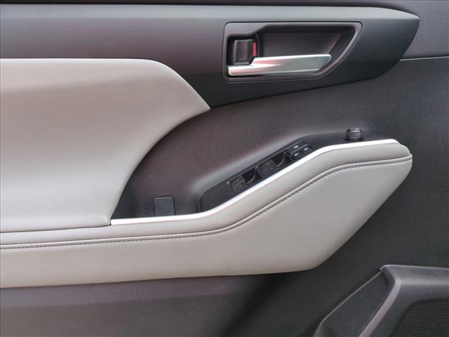 Certified 2025 Toyota Highlander XLE FWD image 11
