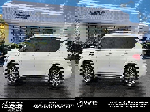 Used 2016 INFINITI QX80 4WD w/ Deluxe Technology Package image 2