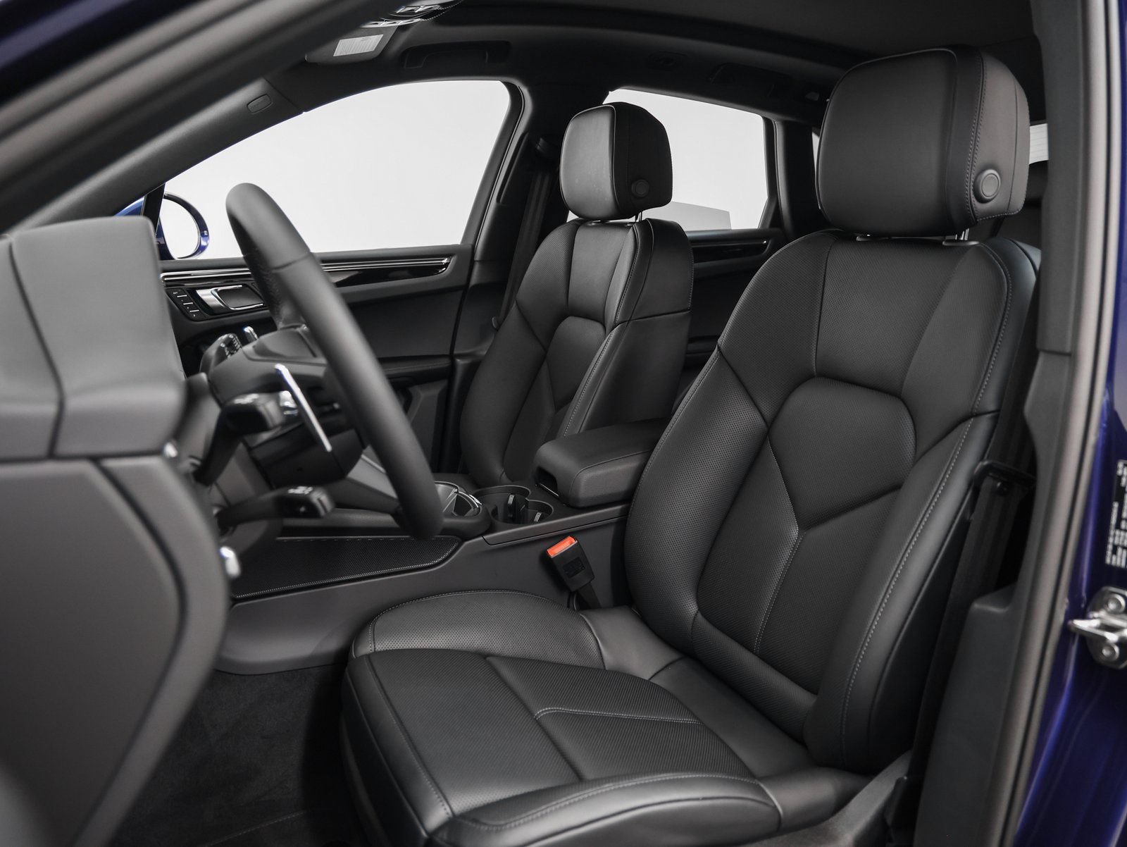 Used 2025 Porsche Macan AWD/4WD image 38