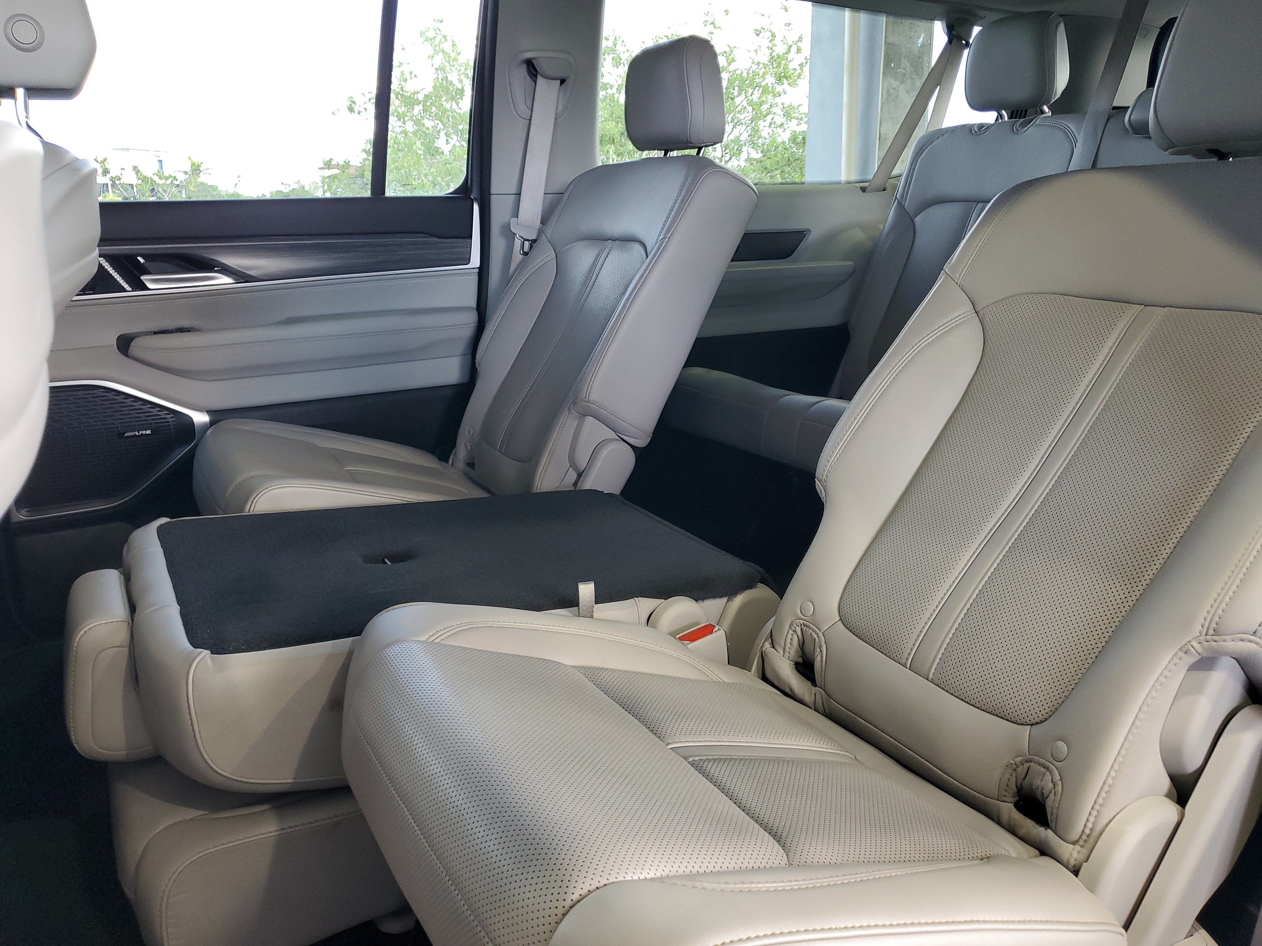 Certified 2024 Jeep Wagoneer L Series III w/ Flexible Seating Group AWD/4WD image 8