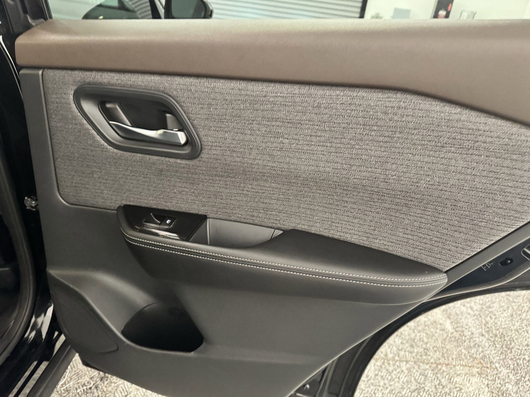 Used 2022 Nissan Rogue SV image 16