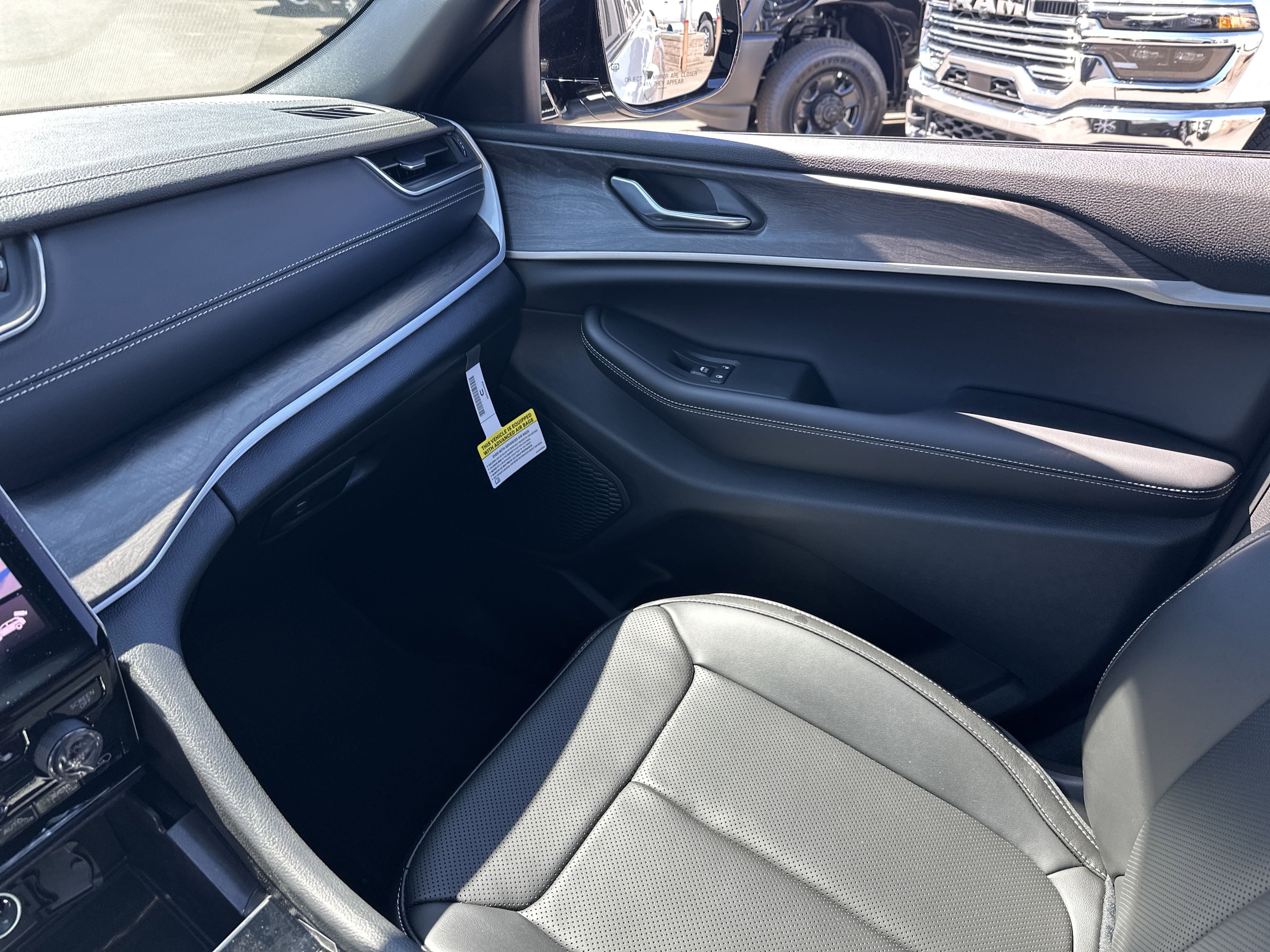 New 2025 Jeep Grand Cherokee Limited w/ Luxury Tech Group II image 24