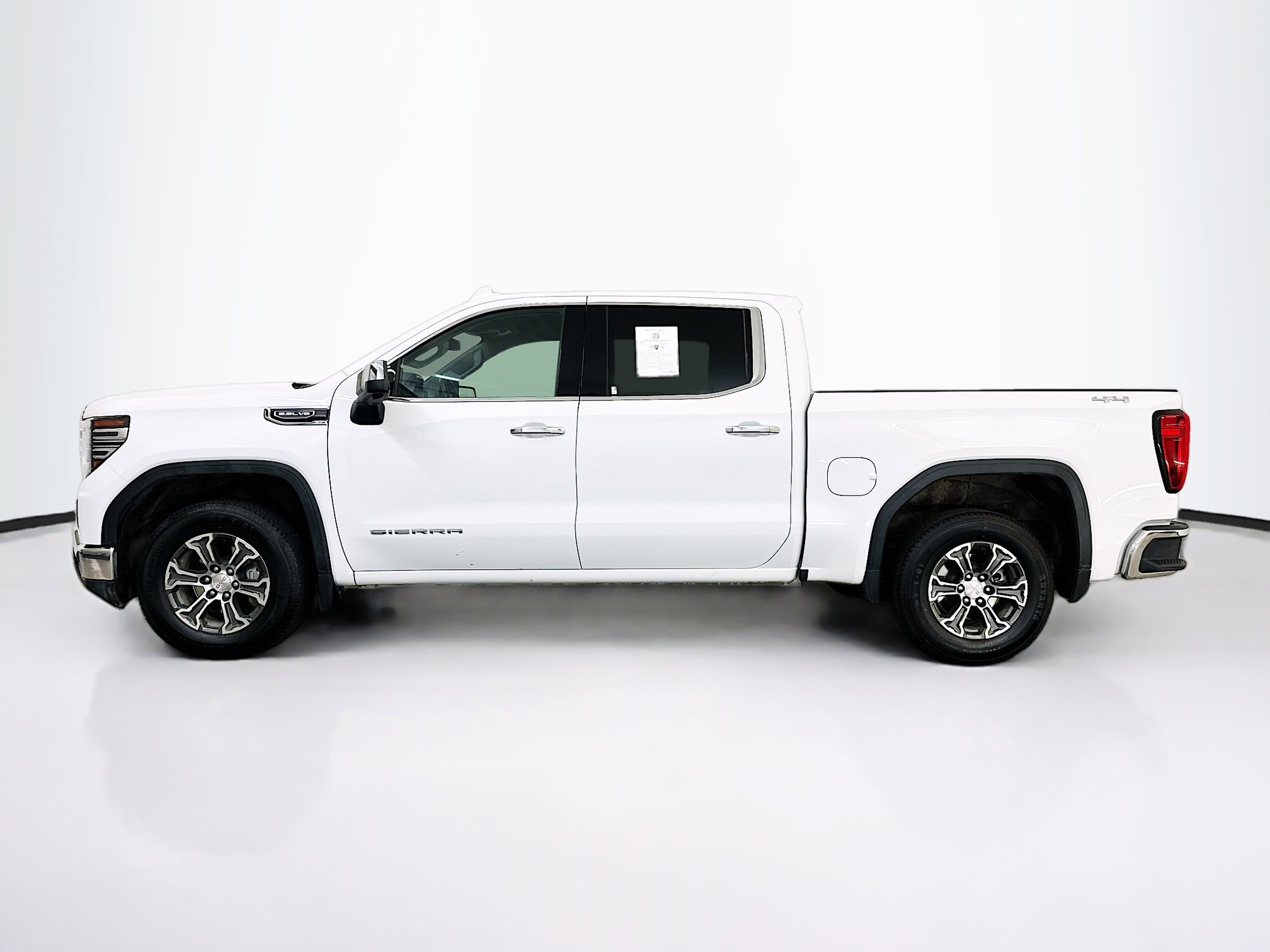 Used 2025 GMC Sierra 1500 SLT AWD/4WD image 4