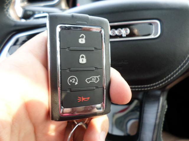 Used 2022 Jeep Grand Cherokee Overland w/ Adv Protech Group III image 33