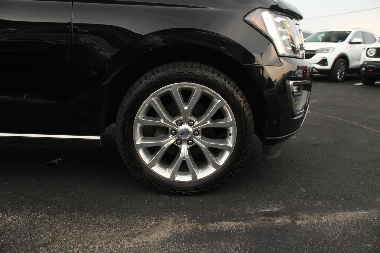 Used 2018 Ford Expedition Limited w/ Equipment Group 302A AWD/4WD image 9