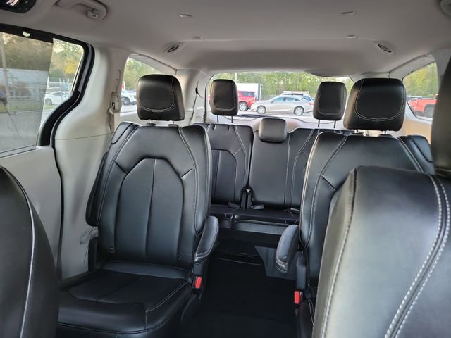 Used 2024 Chrysler Pacifica Touring-L image 32