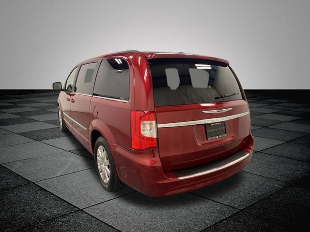 Used 2013 Chrysler Town & Country Touring image 5