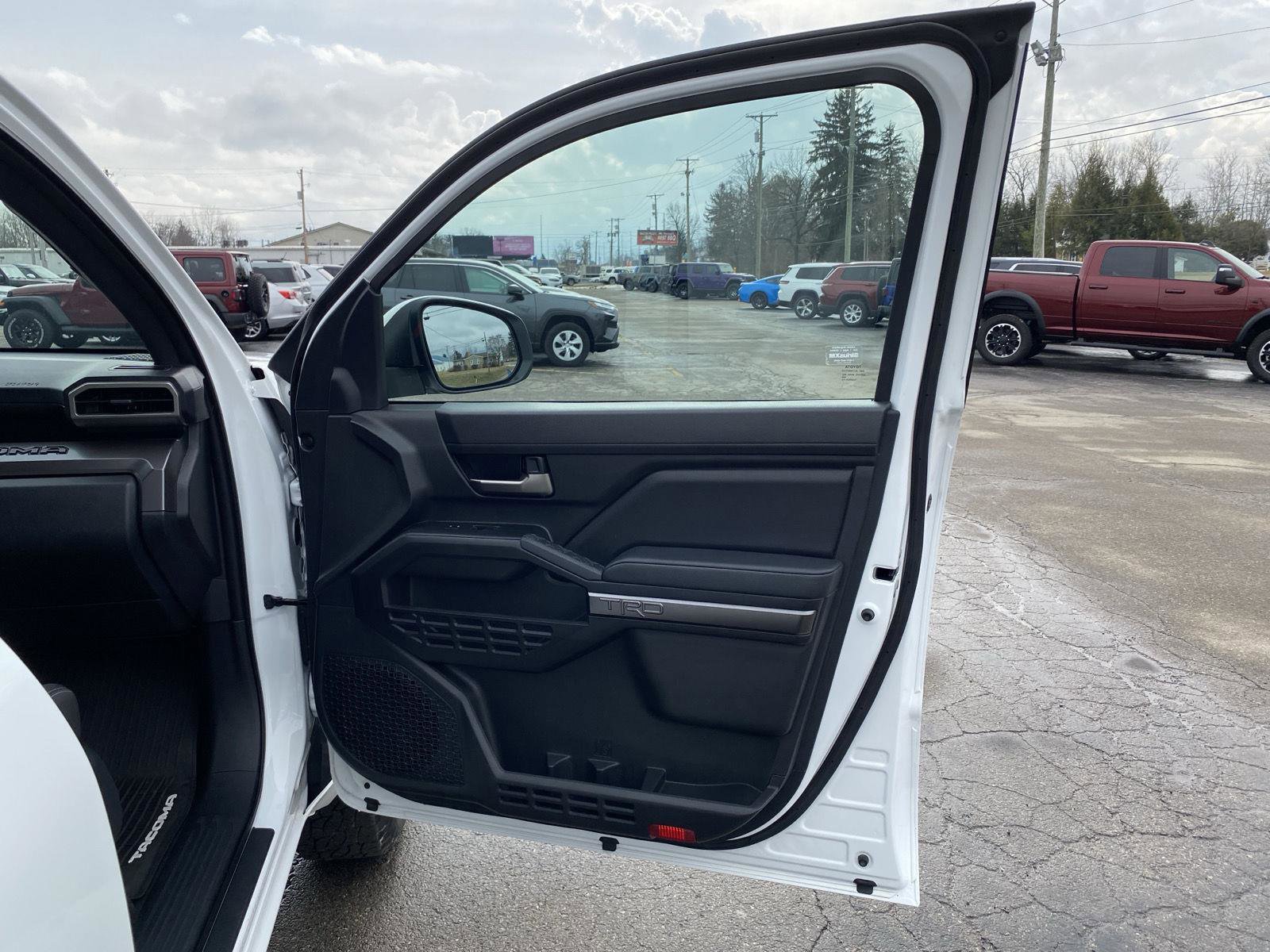 Used 2025 Toyota Tacoma TRD Off-Road image 31