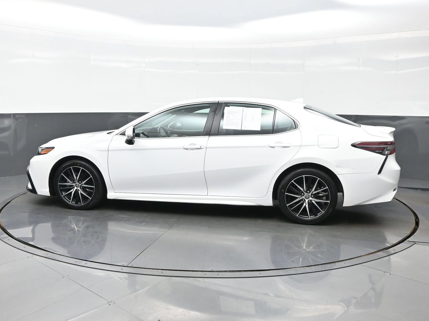 Used 2022 Toyota Camry SE FWD image 3