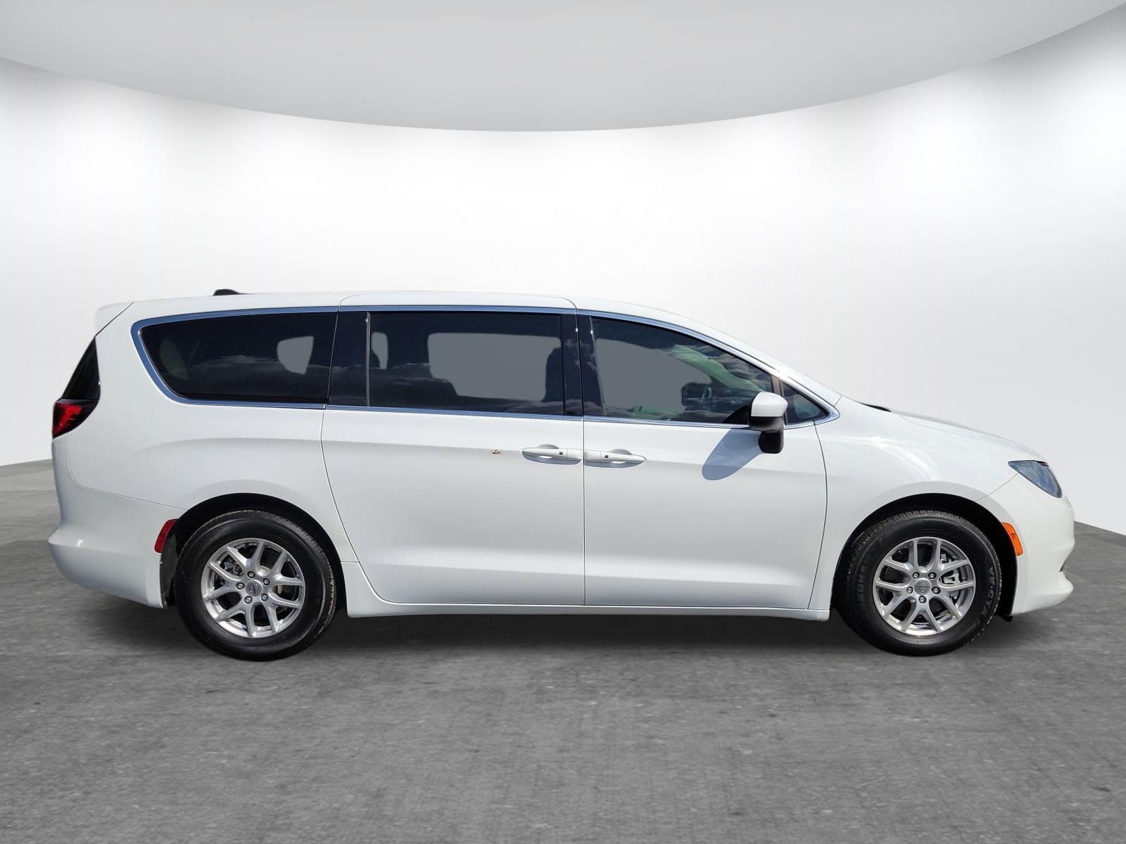 Used 2022 Chrysler Voyager LX image 22