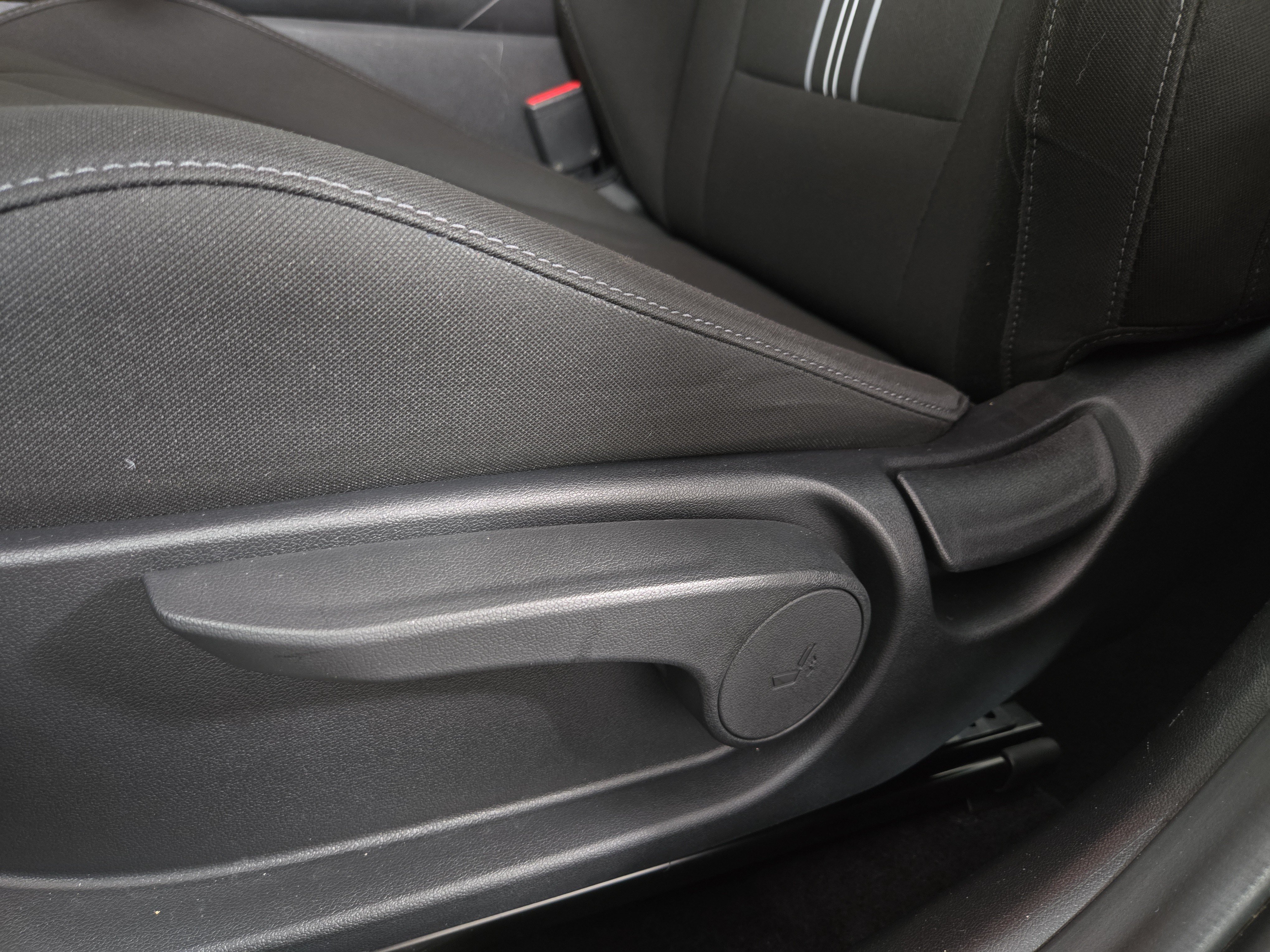 Used 2025 Hyundai Elantra Sport FWD image 29