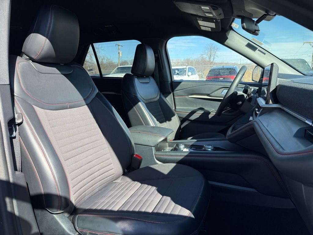 Used 2025 Ford Explorer ST-Line w/ ST-Line Street Pack image 18