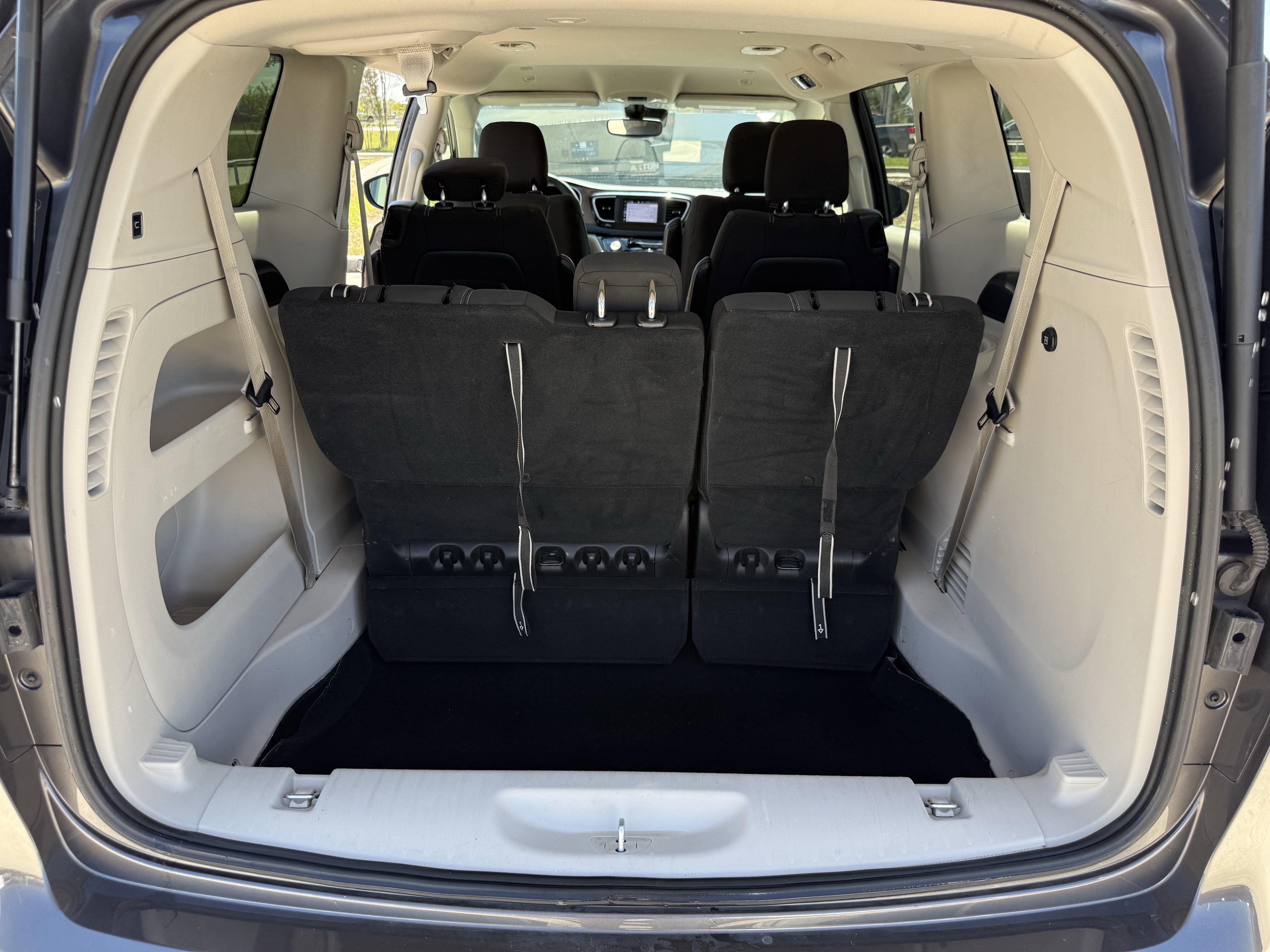 Used 2023 Chrysler Voyager LX image 31