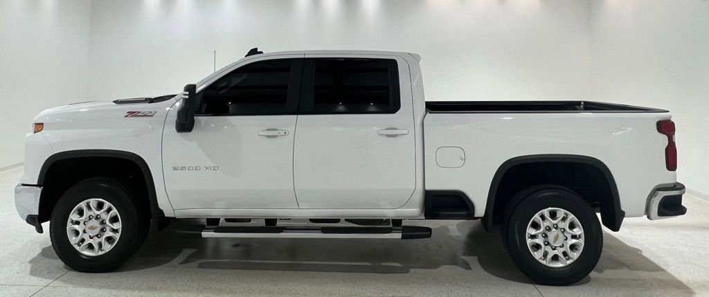 Used 2024 Chevrolet Silverado 2500 LT AWD/4WD image 2