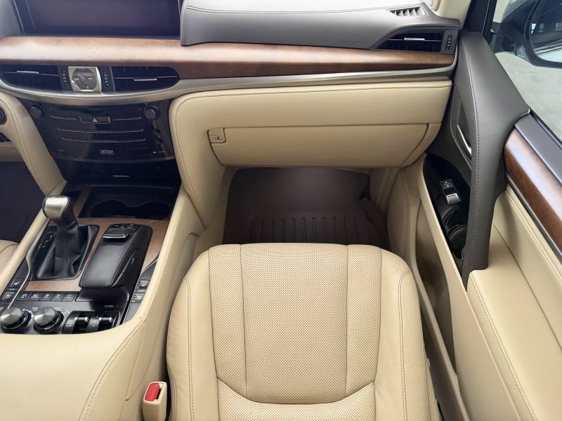 Used 2019 Lexus LX 570 4WD w/ Luxury Package image 23