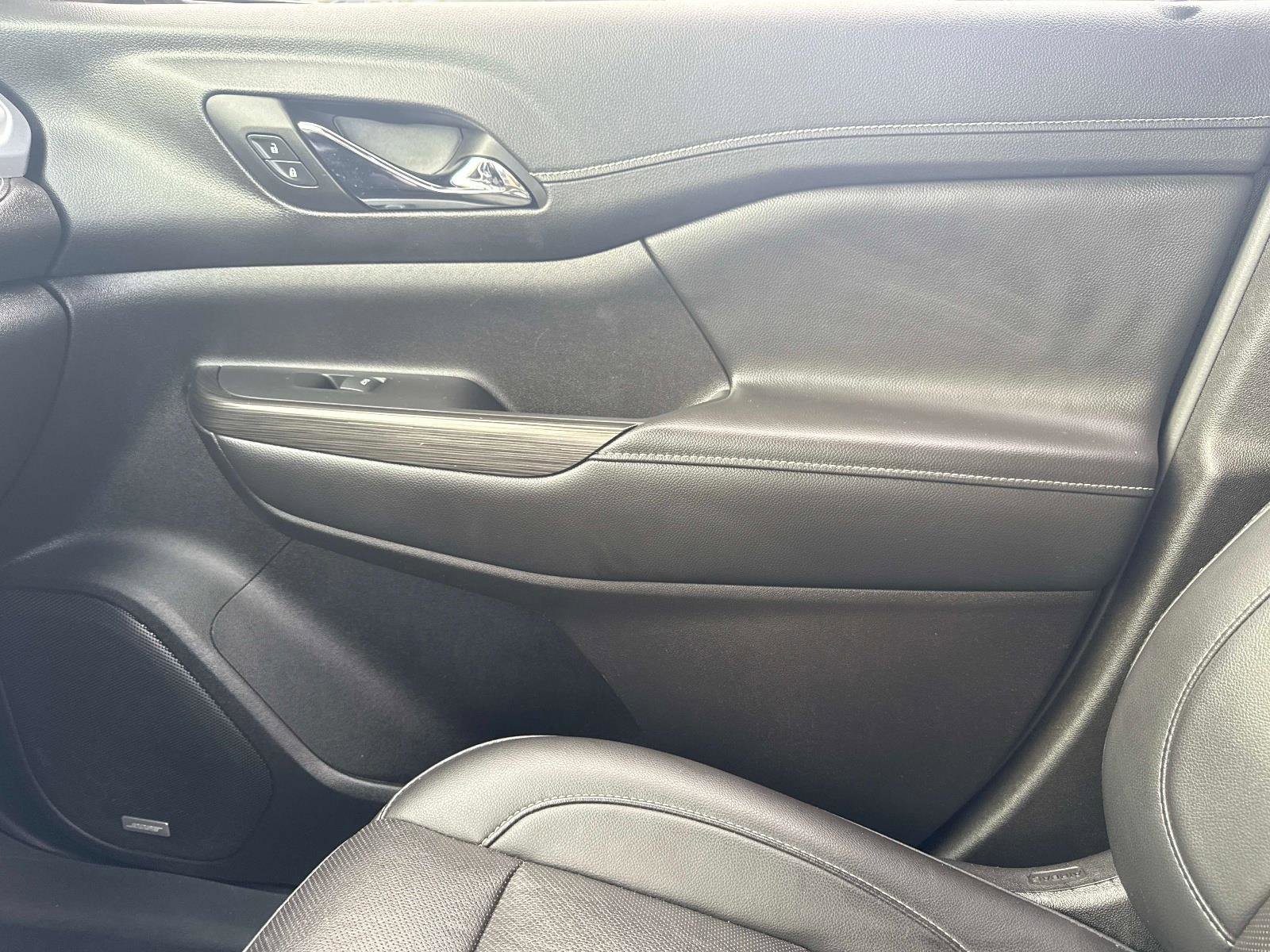 Used 2023 GMC Acadia SLT w/ Elevation Edition image 22