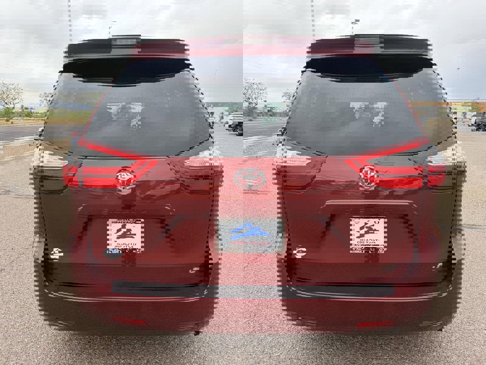 Used 2018 Toyota Sienna LE w/ Carpet Mat Package image 5