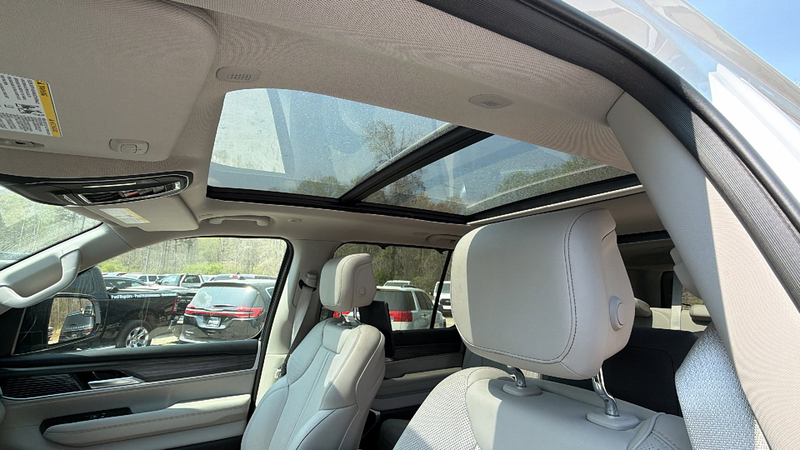 Used 2024 Jeep Wagoneer L Series III w/ Premium Group I image 18