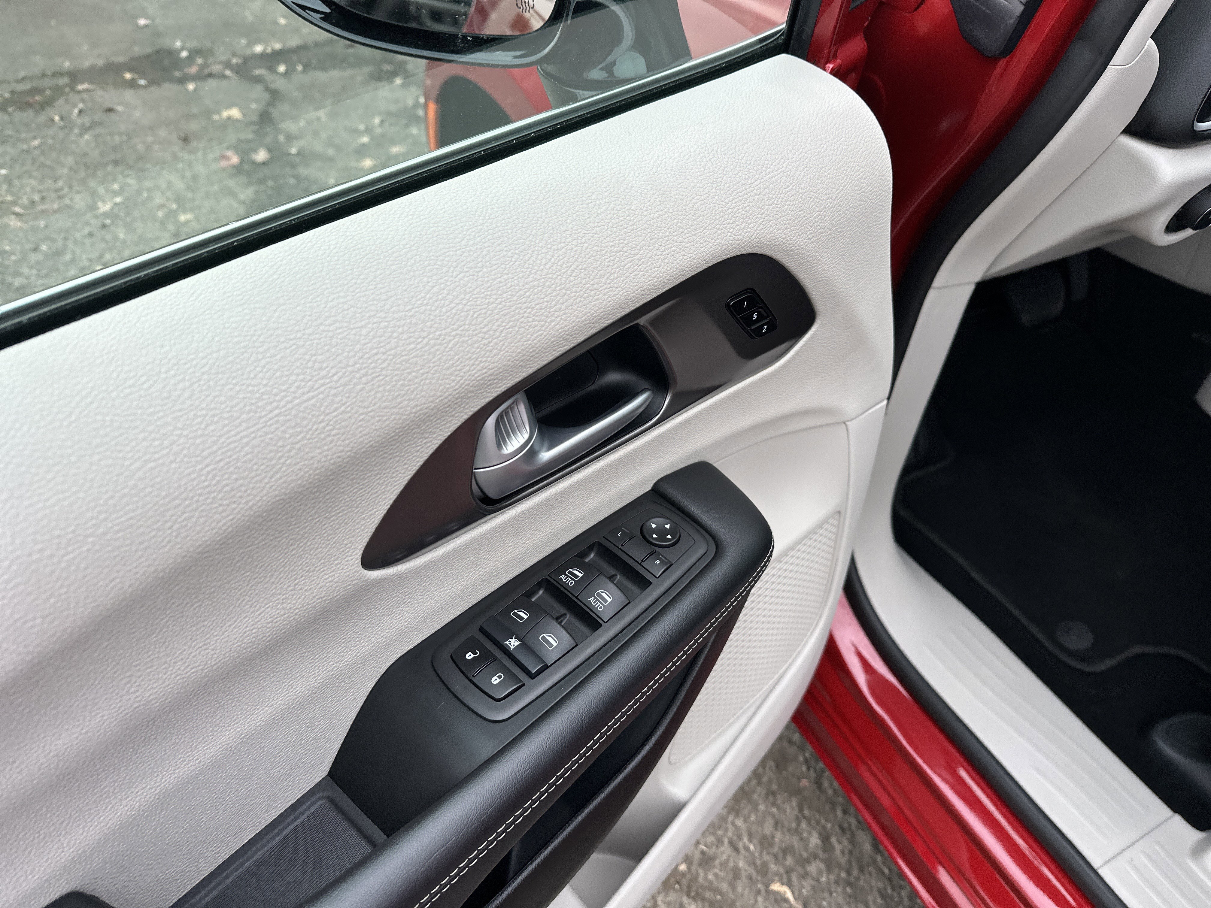 Used 2024 Chrysler Pacifica Touring-L image 13