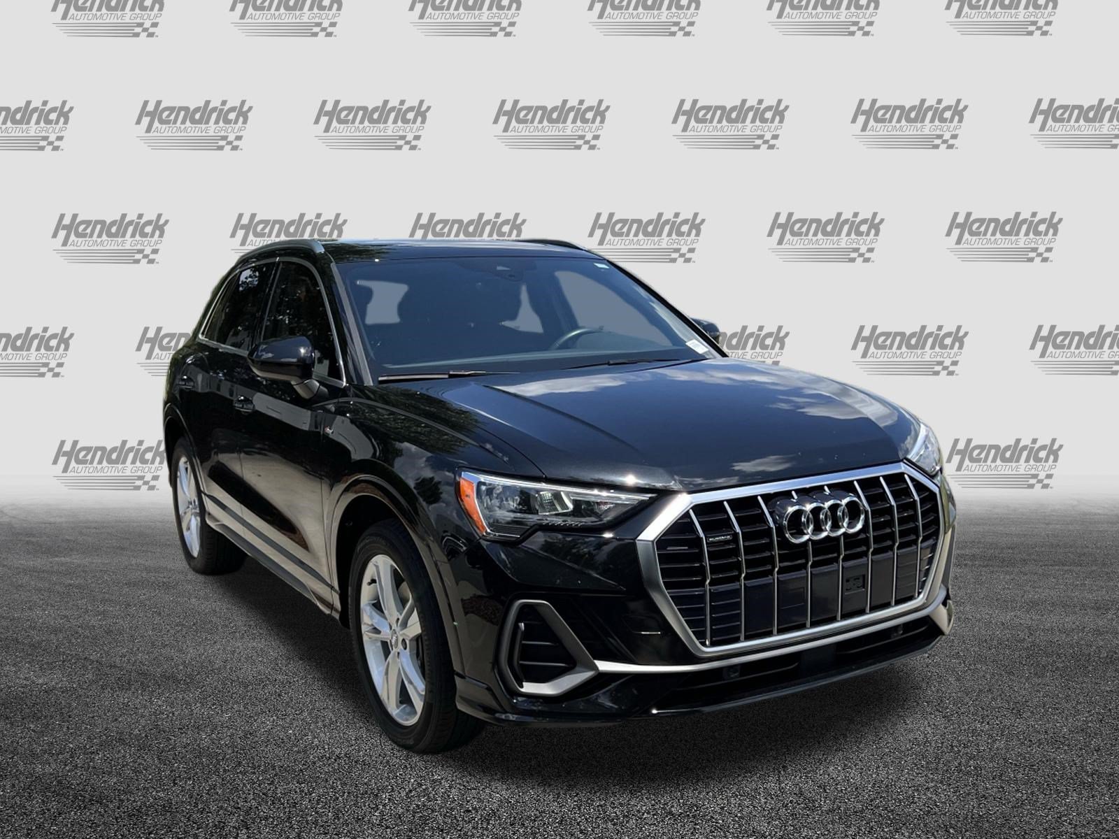 Used 2020 Audi Q3 2.0T Premium w/ Convenience Package AWD/4WD image 2