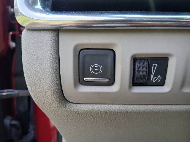 Used 2020 Cadillac XT4 Premium Luxury w/ Cold Weather Package FWD image 32