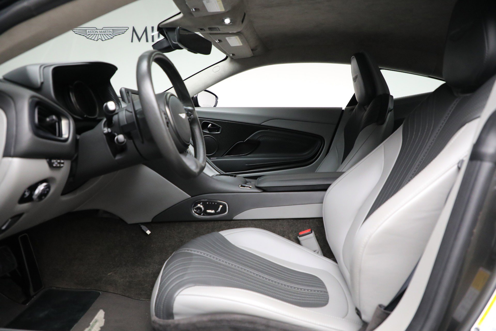 Used 2019 Aston Martin DB11 V8 image 16