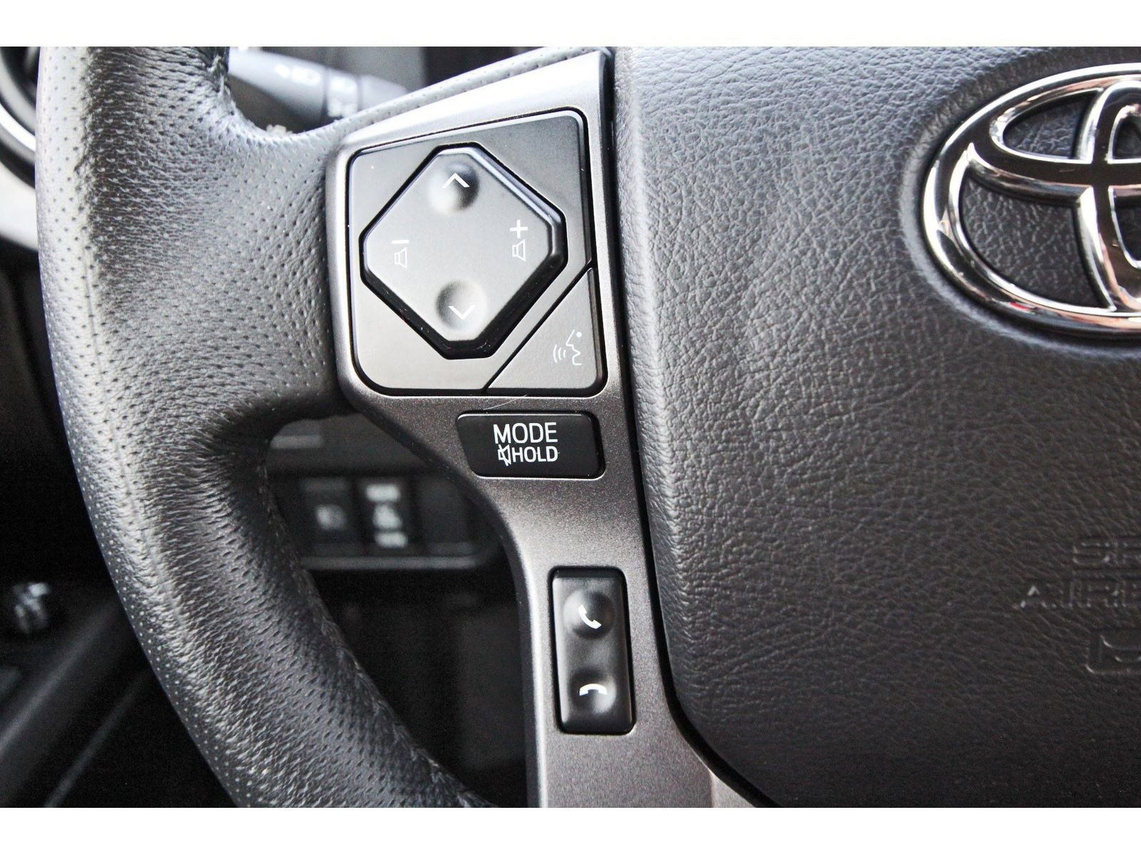 Used 2022 Toyota Tacoma TRD Sport w/ Technology Package image 18