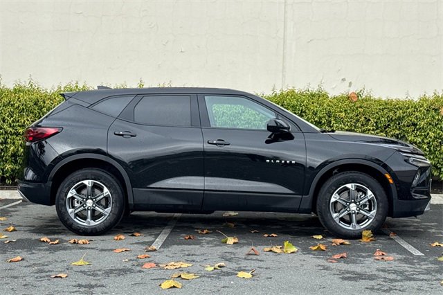 Used 2025 Chevrolet Blazer LT image 3