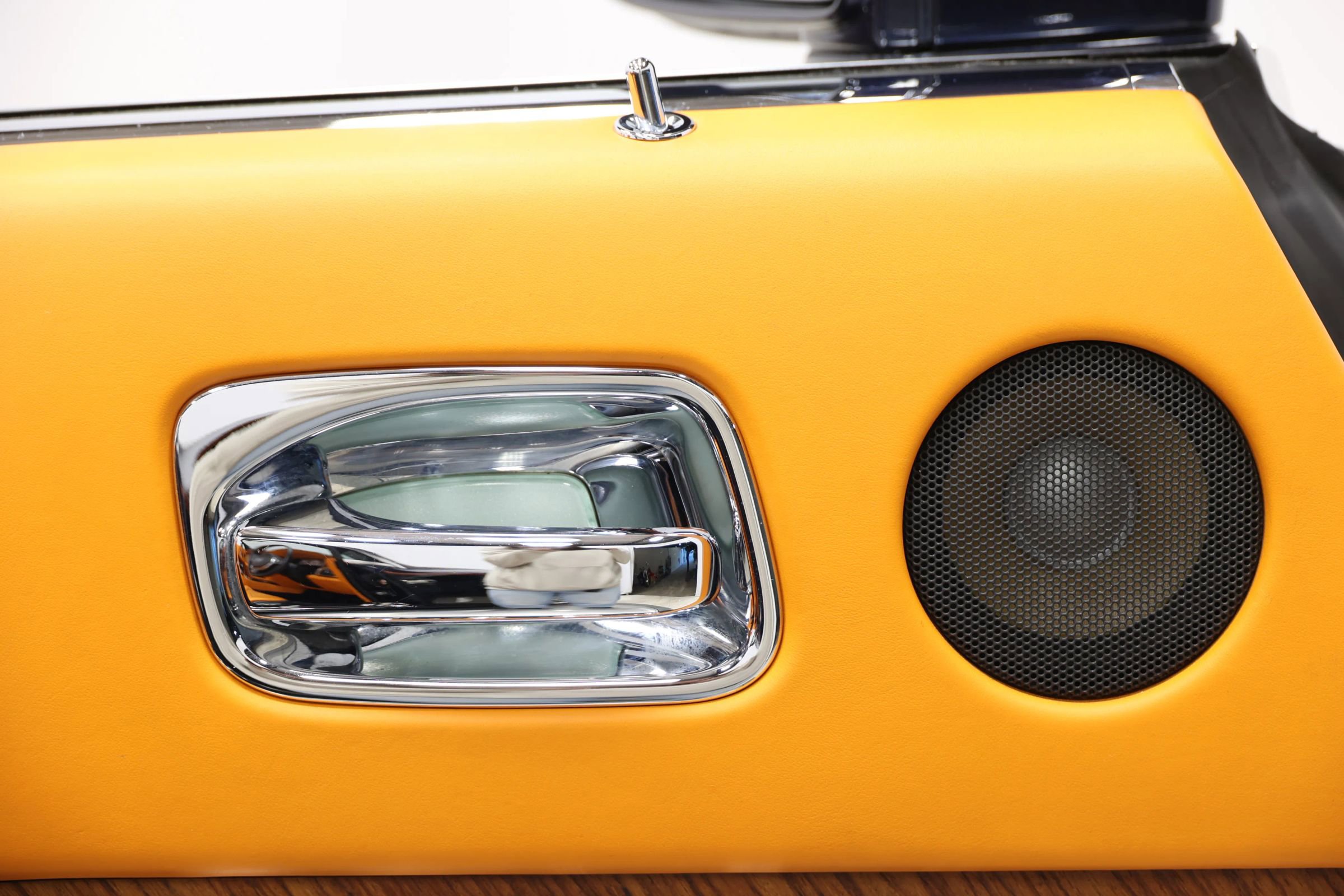 Used 2016 Rolls-Royce Dawn image 11