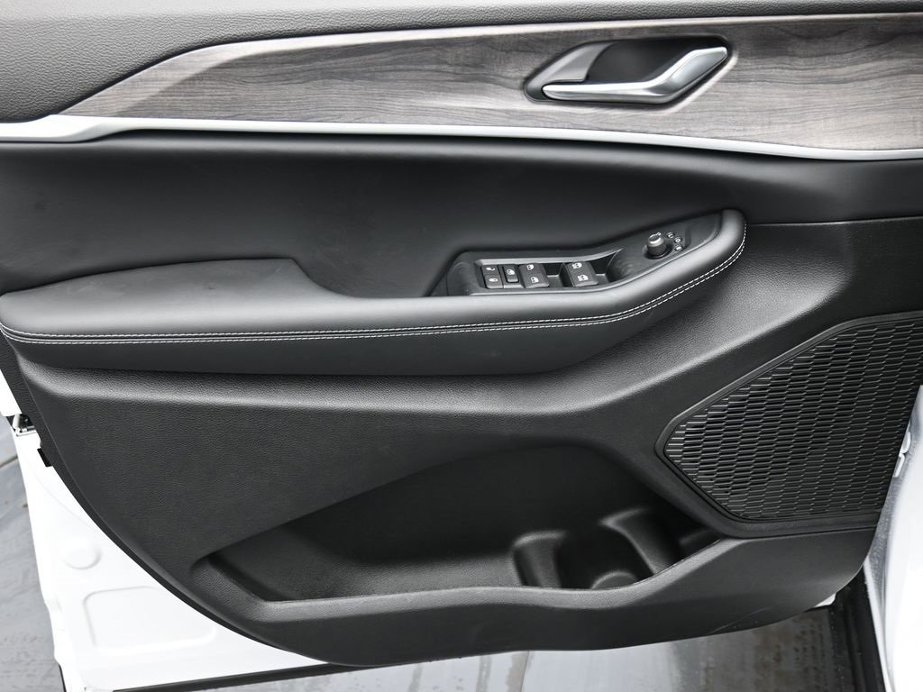 New 2026 Jeep Grand Cherokee Altitude image 9