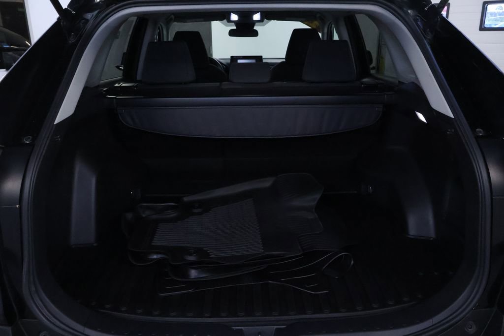 Used 2022 Toyota RAV4 LE AWD/4WD image 16