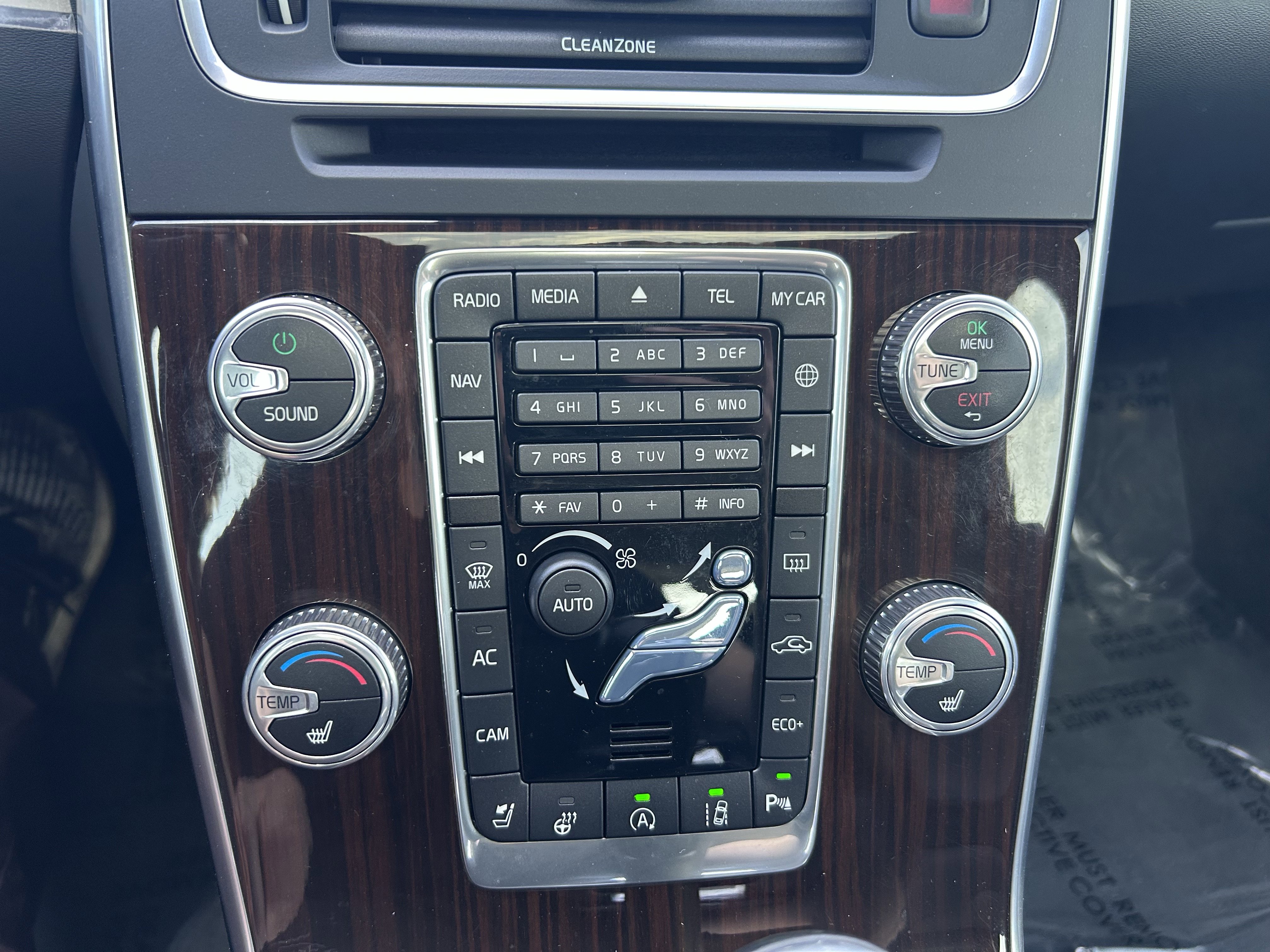 Used 2017 Volvo V60 T5 Platinum w/ Climate Package image 14