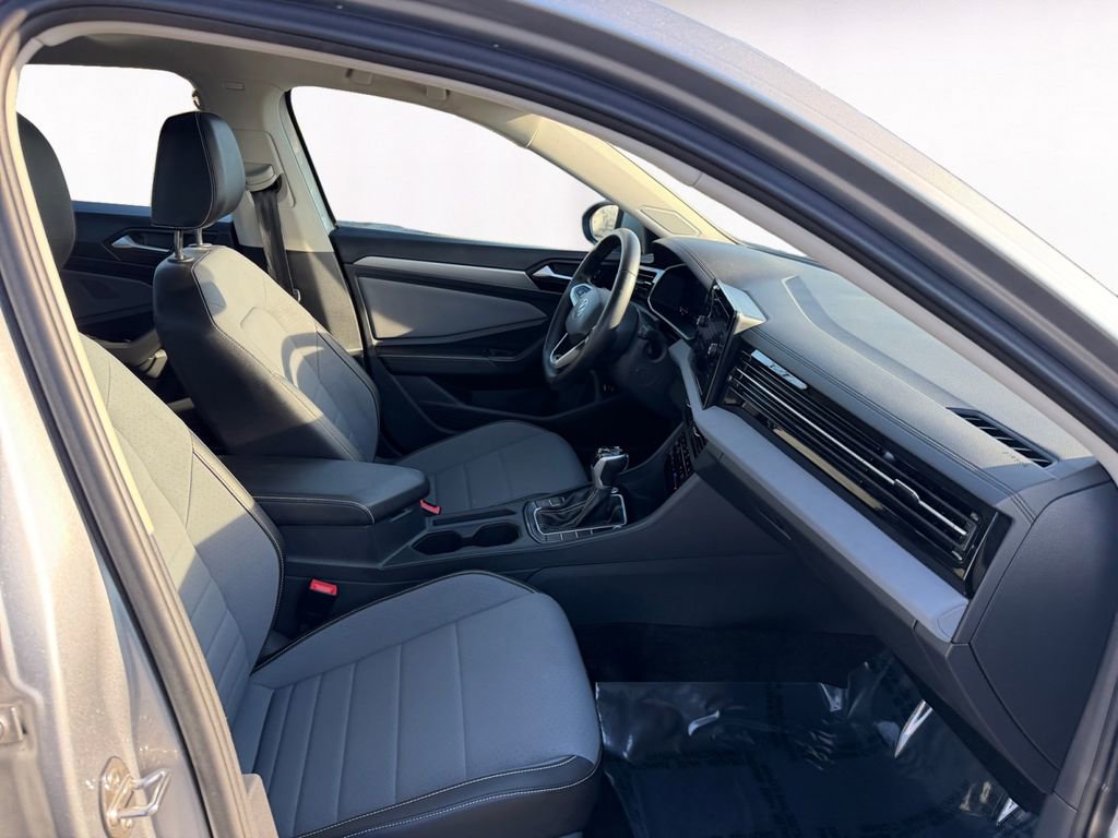 Used 2025 Volkswagen Jetta SE image 15