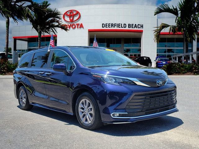 Used 2024 Toyota Sienna XLE FWD image 1