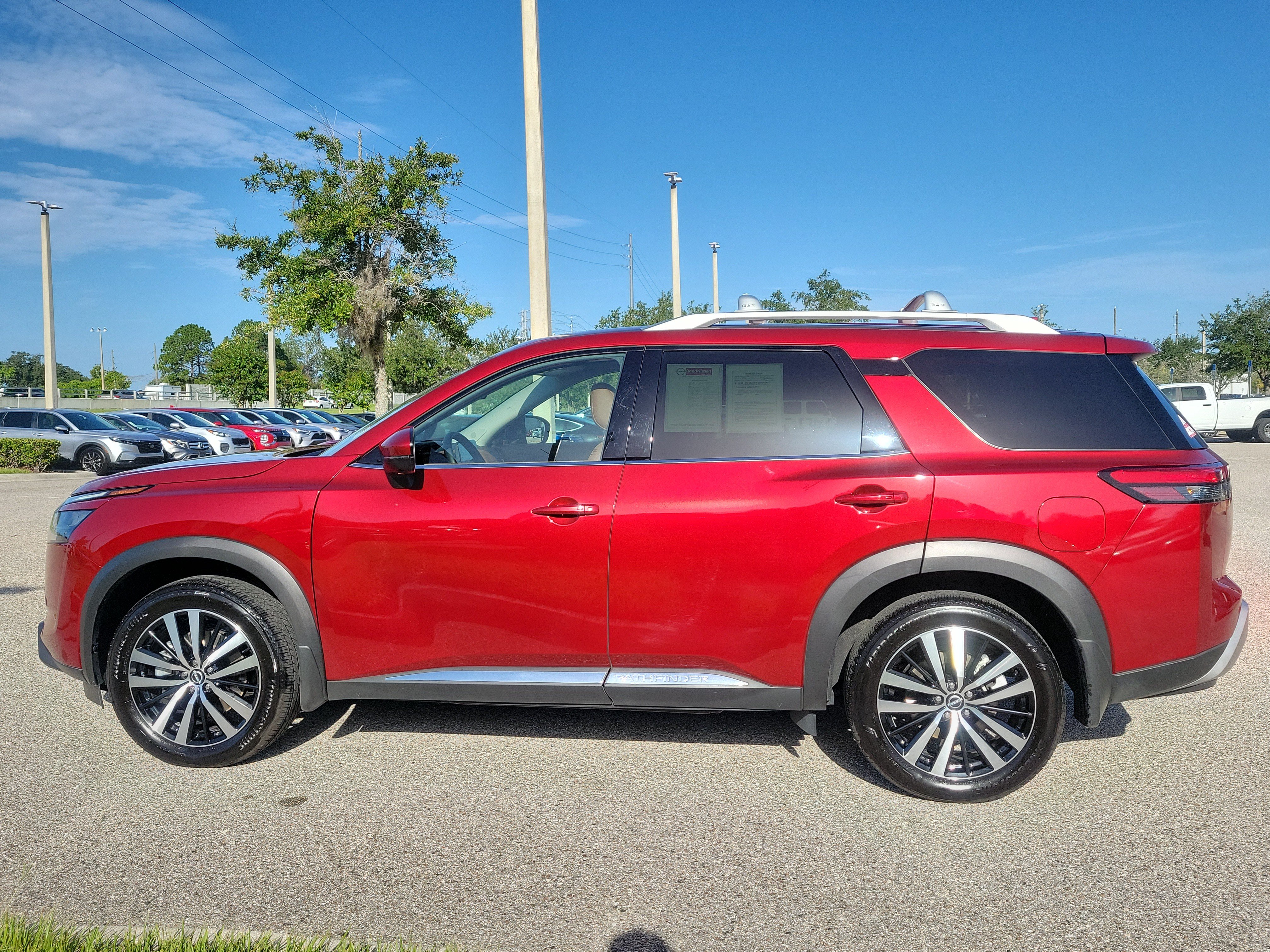 Certified 2025 Nissan Pathfinder Platinum w/ Black Appearance Package FWD image 9
