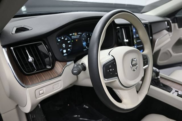 Used 2021 Volvo XC60 T5 Momentum w/ Premium Package AWD/4WD image 18