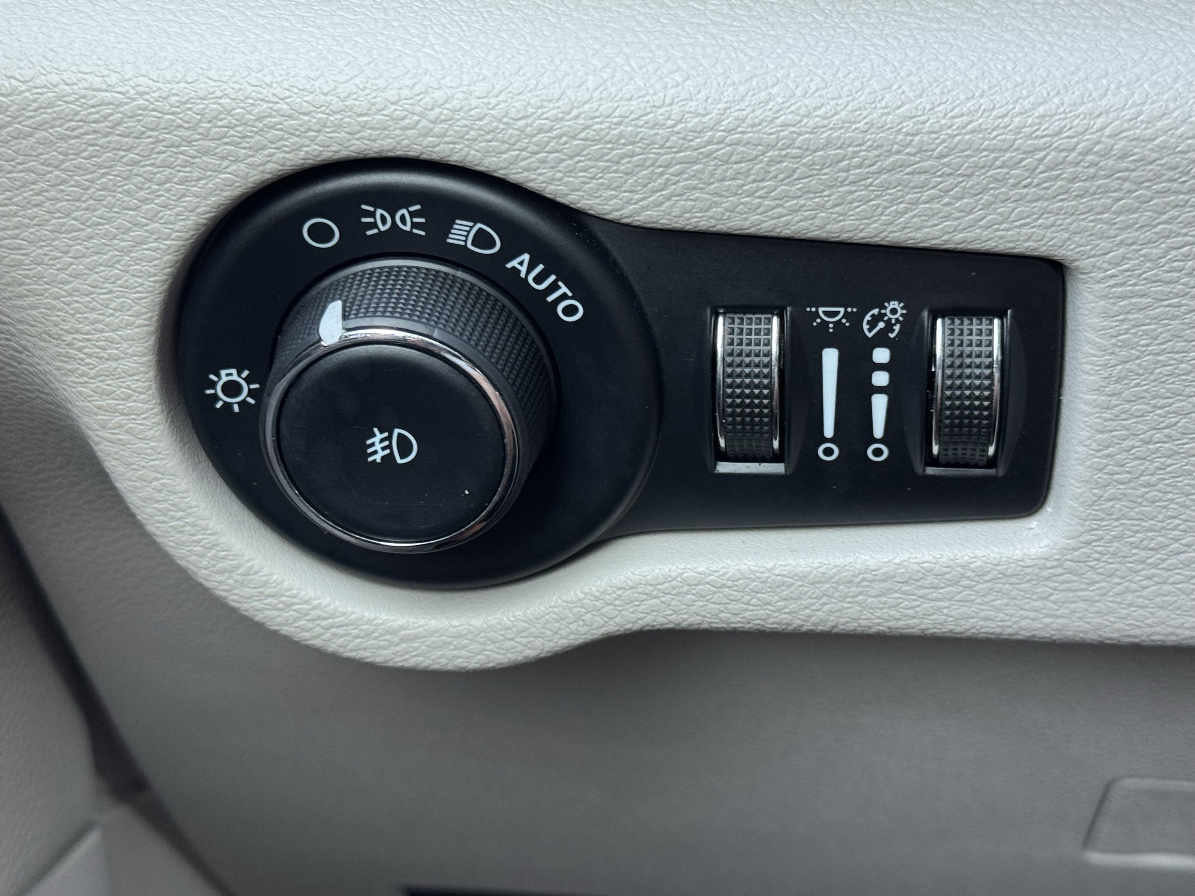 Used 2023 Chrysler Pacifica Touring-L image 14