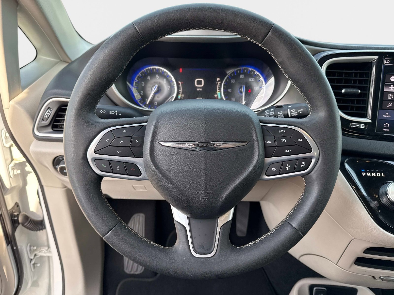 Used 2023 Chrysler Pacifica Touring-L FWD image 27