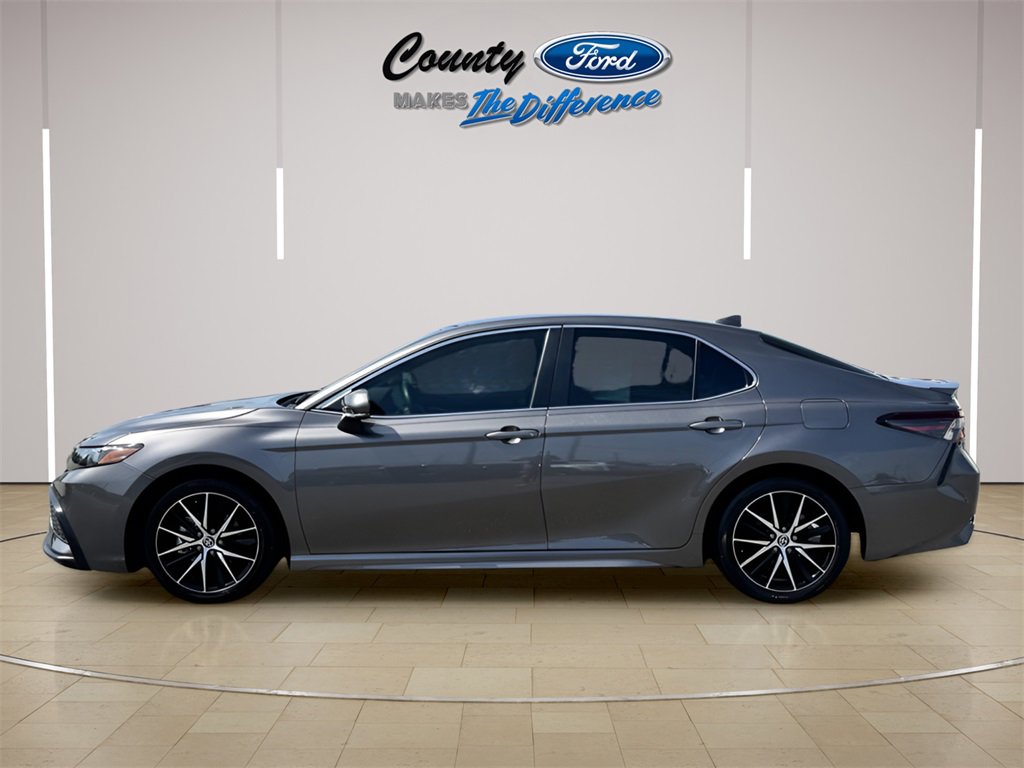 Used 2024 Toyota Camry SE image 3